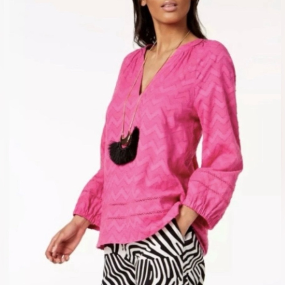 Trina Turk pink textured chevron blouse. Womens Size Large L. Pink